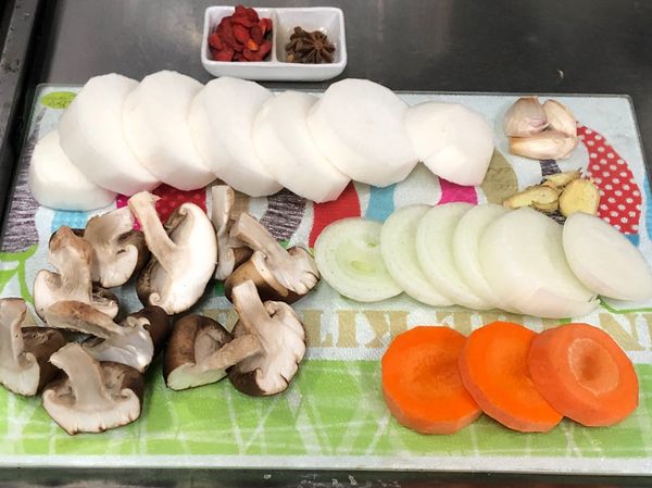 將所有食材切成喜歡的大小備用。