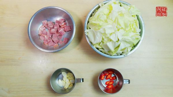 培根；培根丁
高麗菜；切小片後清洗乾淨備用
蒜頭；蒜頭片
辣椒；辣椒片
