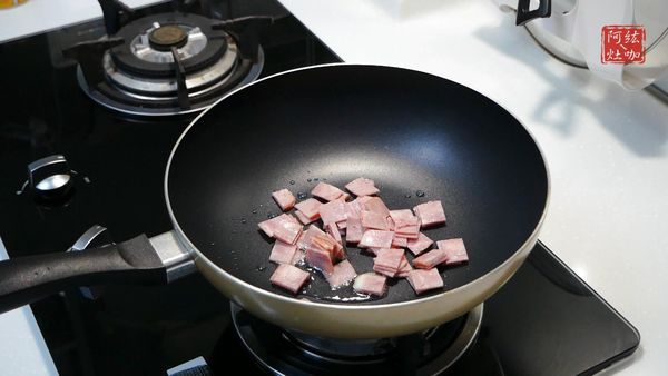①取鍋子轉中火🔥熱鍋➕沙拉油
②➕培根片炒香炒至培根片周邊有焦焦的