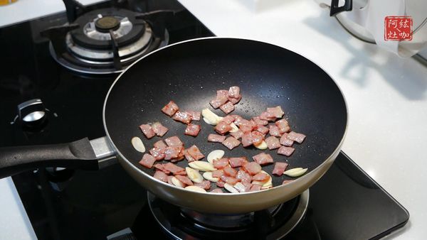 ①➕蒜頭片，炒出蒜頭香味 (約20~30秒)