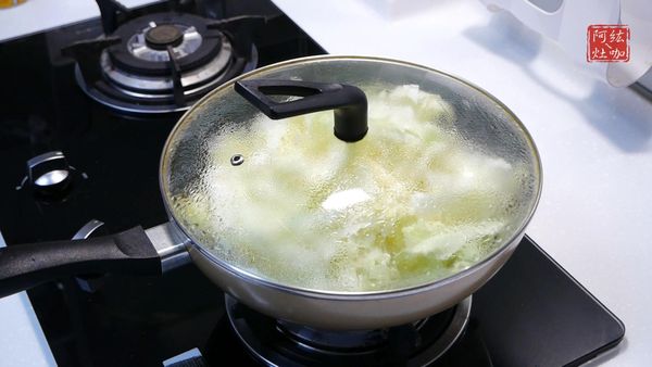 ①➕辣椒片、高麗菜、清水後上鍋蓋燜煮
(約1分鐘)