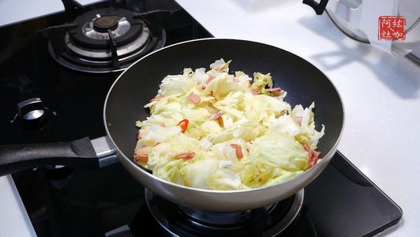 ①開鍋蓋之後稍微將食材翻炒均勻
(主要是讓底部的高麗菜不要與上面的生熟差太多)
②➕鹽巴、雞粉、胡椒粉後將所有調味料翻炒均勻即可上菜