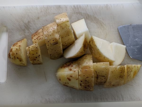 馬鈴薯不需要去皮，洗乾淨以後，還是髒的地方可以用鋼刷刷幾下。洗完後切塊。2-3公分的大小都可以。