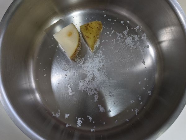 取一小鍋，放一小匙鹽，把切好的馬鈴薯都放入，然後加冷水到可以蓋過馬鈴薯的水量