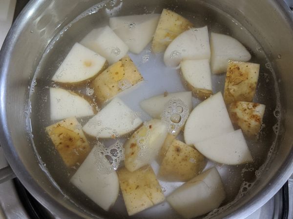 從冷水開始煮到滾。滾了以後，用較細的刀子或竹籤插馬鈴薯看看軟了沒有。還不軟可以多煮一下子。