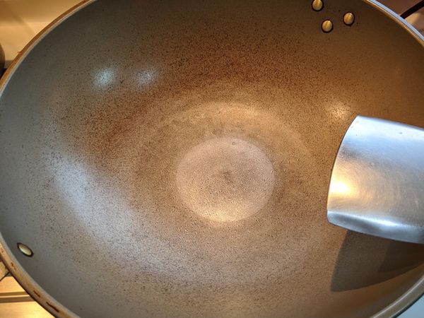 熱鍋後加一大匙油，油熱後，把瀝乾的馬鈴薯放入鍋中煎到焦香。建議用大火，因為馬鈴薯有點濕不容易煎焦香，要花比較長的時間，大火速度較快。