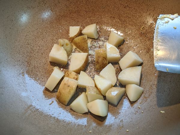 不需要一直翻炒，煎一下再翻面。油有熱比較不容易沾鍋。