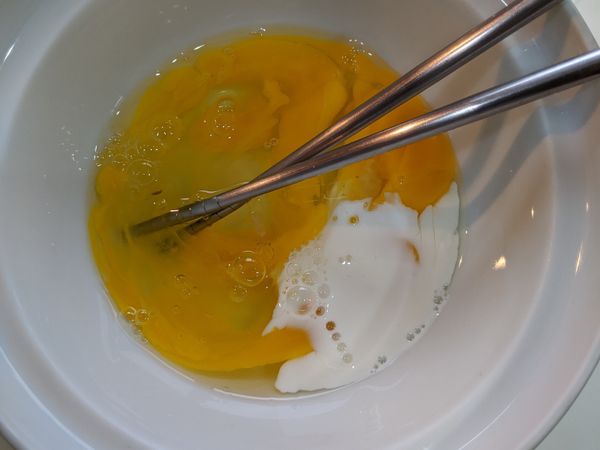 三顆蛋加上40克牛奶，攪散打勻，加味精(不加也可以)