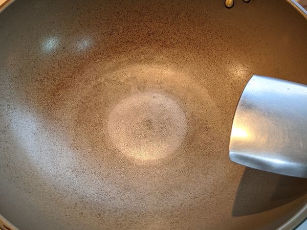 熱鍋，放油一大匙，油熱以後倒入蛋液