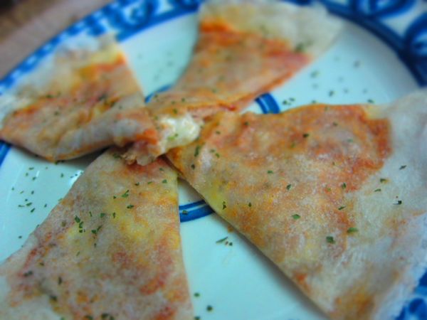 攤開春捲皮，抹上蕃茄醬、鮪魚醬、撒上洋蔥丁、起士絲，將餅皮對摺後放入平底鍋兩面各烘約2分鐘即可。