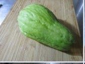 佛手瓜 長這樣 這顆已經有點大 挑小瓜做成的成品 外觀還會更像