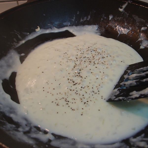 中小火熱鍋將奶油溶化，加入麵粉拌炒成糊狀。加入牛奶拌勻，放入洋蔥以小火熬煮10分鐘，加入鹽和黑胡椒調味。