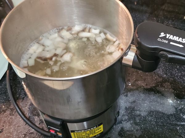 先加水，煮滾薑片洋蔥和香菇