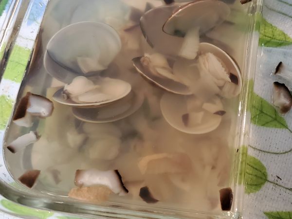 完成~
單喝很鮮甜，也可以把湯拿去煮粥。

#我覺得我放太多水，因為這是給寶寶一人吃，只放了5顆蛤蜊，可以改用300ml水會更香甜。