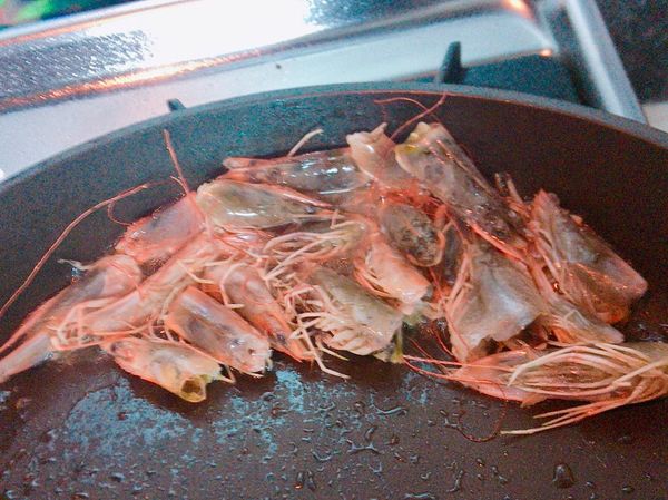 先用油把蝦頭的香氣煸出來
蝦頭變紅之後 就撈起來