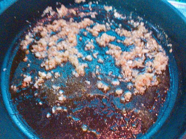 用煸好的蝦油 炒香
蒜蓉 薑末
同時 再加入調味料 
拌炒