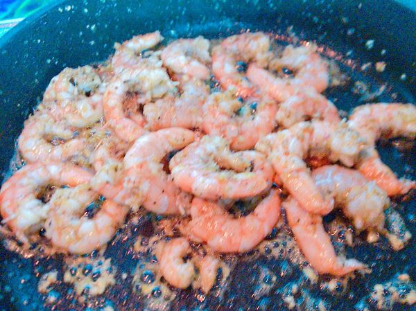 放入去殼 去沙腸的蝦🦐
拌炒一下
到約莫八分熟