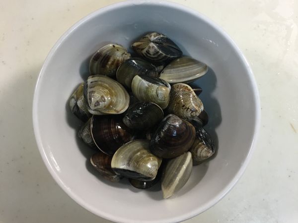 蛤蜊洗淨放入自來水400ml加入2匙鹽靜置2小時吐沙，完成後洗淨備用