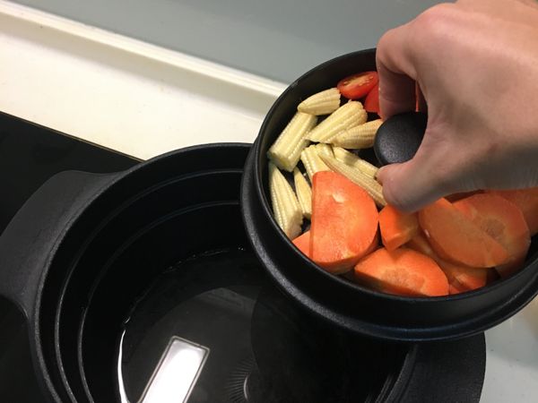 鑄釜鍋加入水開大火煮滾，開火時放入蒸蓋（先將野菜放入蒸蓋上預備）一起放進鍋中蒸，此時轉小火蓋蓋蒸7分鐘後取出蒸蔬菜，再撒上海鹽與橄欖油即可