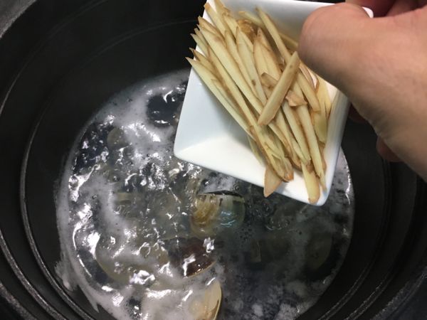 下薑絲、蔥花稍微攪拌即可完成