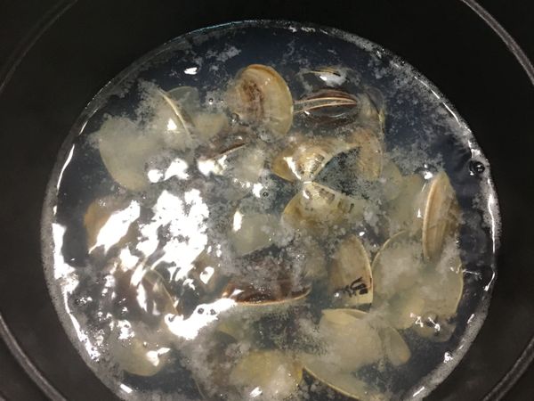 鍋中水滾放入蛤蜊煮開，接著加入米酒等待再次滾後，好喝的蛤蜊湯就是要保持蛤蜊跟水的地方比例是1:2