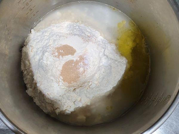 將(分組1)的所有物料加入鋼盆中