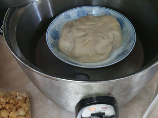 放入電鍋，開啟保溫模式，外鍋不加水，發酵一個小時即可