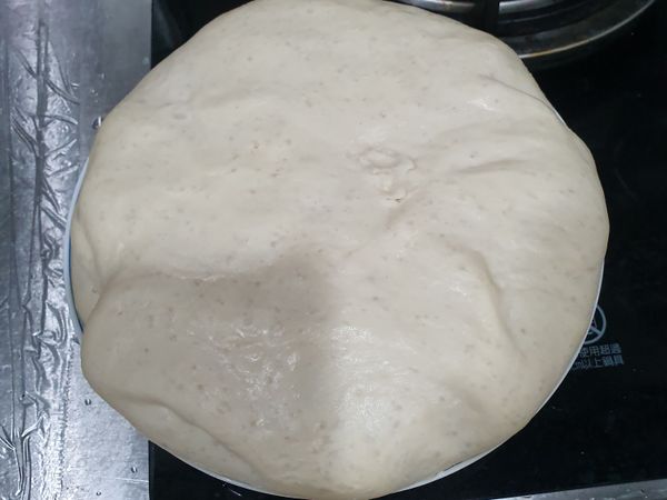 發完後會很[膨]，要用手搓揉(為了讓多餘的氣泡跑出)，並放置室溫10分鐘(此動作叫醒麵)