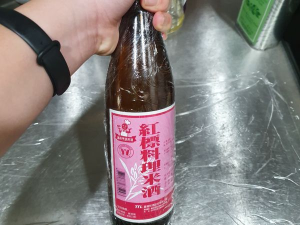 自製桿麵棍(圓柱體外繞保鮮膜)，有桿麵棍的可省略此步驟