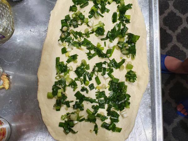 放上蔥花(蔥花要先和佐料拌勻)