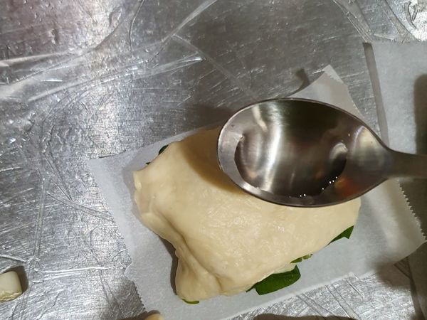 林少許糖水，或用刷的，一定要淋才好吃