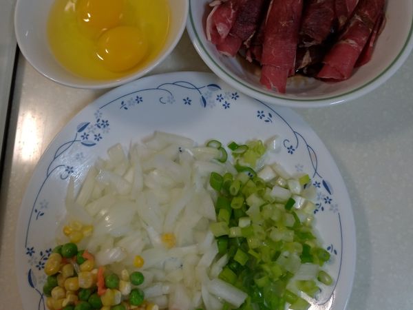 雞蛋加1匙鹽打散，牛肉片加1匙醬油醃漬10分鐘。