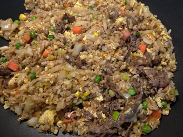 起油鍋炒蛋，炒料，炒牛肉，再加入白飯及2匙醬油拌炒，過程中可加入胡椒粉增加香氣。