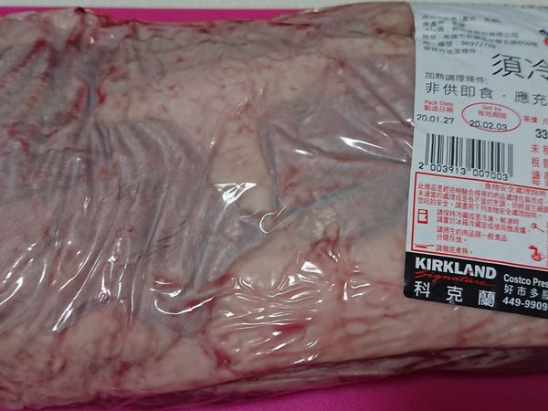 超市買回來，將包裝拆除，用廚房用紙巾將肉塊兩面血水擦乾。（千萬別用水沖）