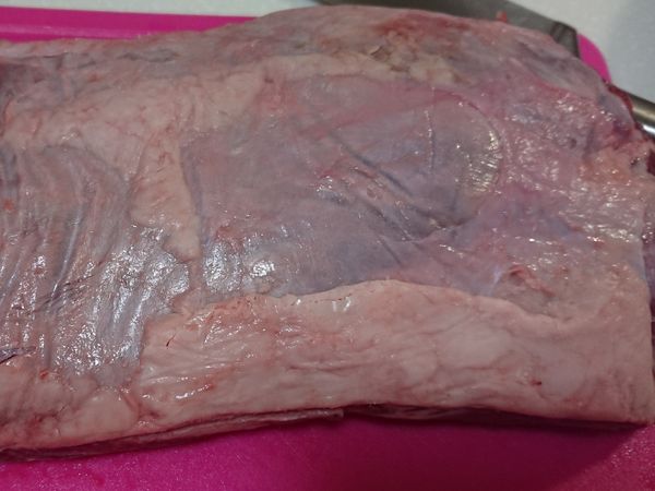 擦乾後看一下肉的外觀
像這塊只有上面跟下面有肥肉！
中間亮亮的部分是筋膜！
從旁邊小心的將筋膜及脂肪修掉就可以了。
一手拉著筋膜，一手切，小心別切到自己了。