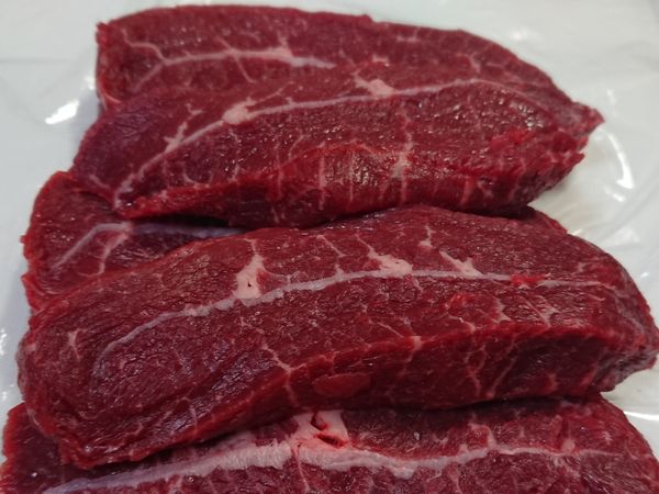 筋少嫩的地方可以切大塊狀，就是好吃的牛排。

筋多的地方，逆紋切，處理一下可以做骰子牛、咖哩牛或要燉也可以。

剩下的散肉就切一切，變身牛肉炒肉片及肉絲。