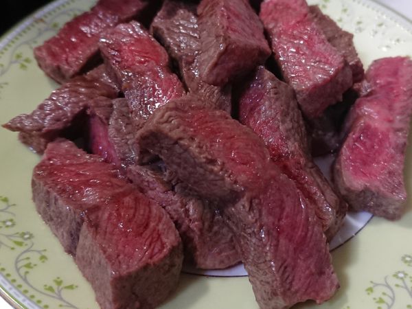 煎牛排，簡單加點鹽巴就很好吃