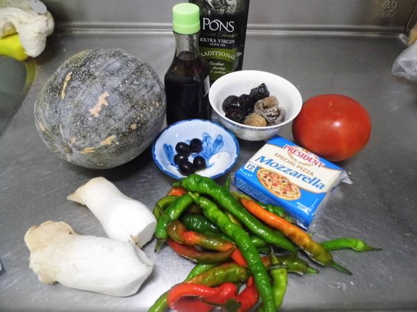 牛番茄以及南瓜至滾水中川燙。番茄去皮切片，番茄及CHEESE切片擺盤