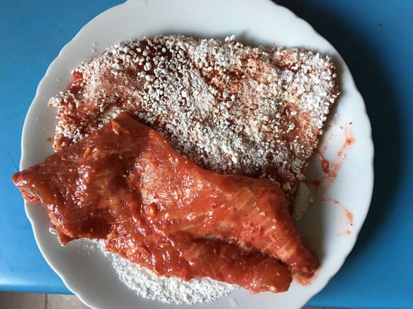 將醃入味的紅麴松阪豬均勻的沾上地瓜粉⋯⋯