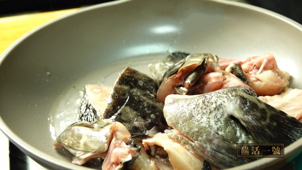 鍋子燒熱後，倒油燒開，下魚煎，翻面再煎時，下入薑片，煎２分鐘。