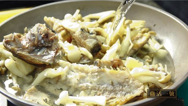 放入所有菇類，倒入開水，加入白胡椒粉、鹽、米酒，蓋上鍋蓋，大火滾　１５－２０分鐘。