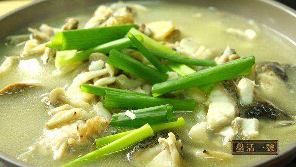 １５－２０分鐘後，放入蔥段攪勻即可起鍋。