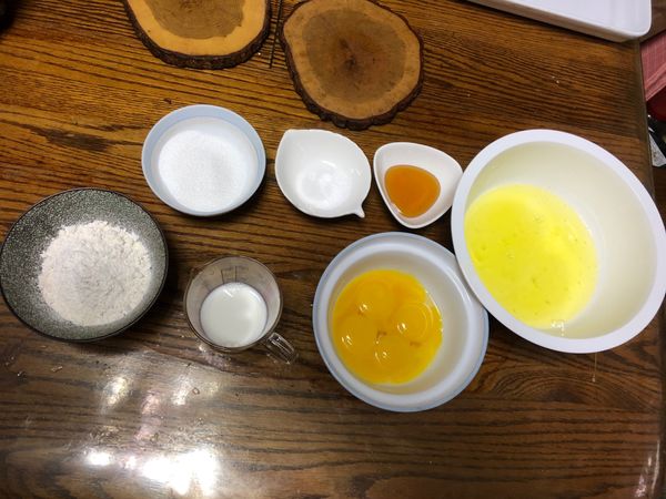 準備材料，將6顆全蛋分蛋放置在兩個容器中