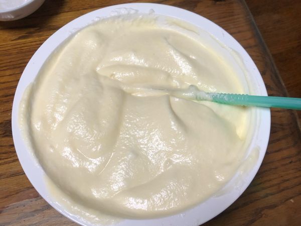 將1/3打好的蛋白霜加入蛋黃糊中拌勻，再將拌勻的蛋黃糊全部加入剩下的蛋白霜中，以切拌方式拌勻