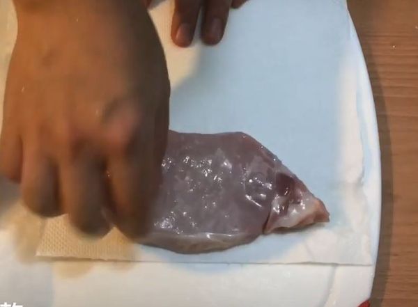 里肌肉清洗過，以紙巾將水吸乾