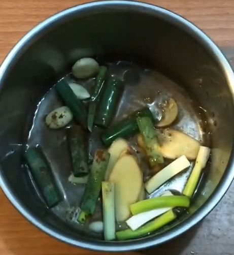 準備醬汁：蒜頭壓扁去膜，將蔥段、薑片、蒜頭放入器皿，加入米酒一匙、糖少許、黑胡椒粉少許、五香粉少許、水一大匙。用手將配料捏出味道，並與調味料攪拌均勻