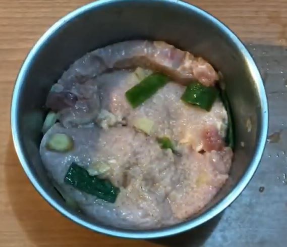 加入肉片，一樣以手將醬料捏入肉片中，按摩之後將肉放入冷藏30分鐘醃入味
