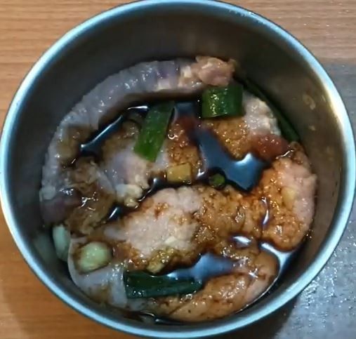 料理前再加入醬油一匙、鹽巴少許，因為太早加入鹽分會讓肉出水，不好吃