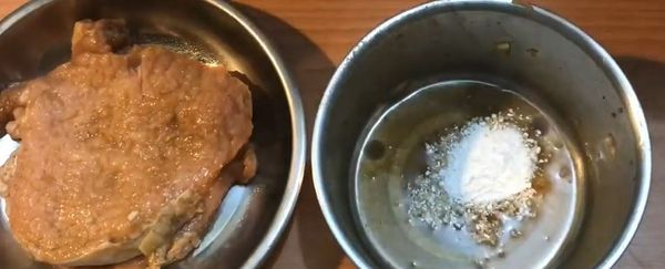 裹粉前，將蔥薑蒜挑起，留下醬汁，加入三小匙地瓜粉、玉米粉一匙，均勻塗抹在豬排的兩面