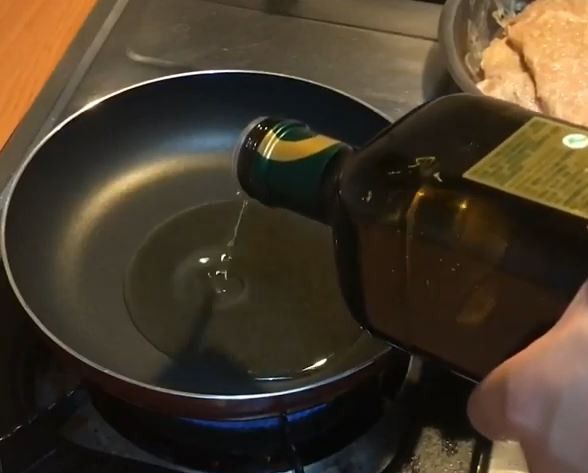 開火後加入三大匙油，以半煎炸的方式料理